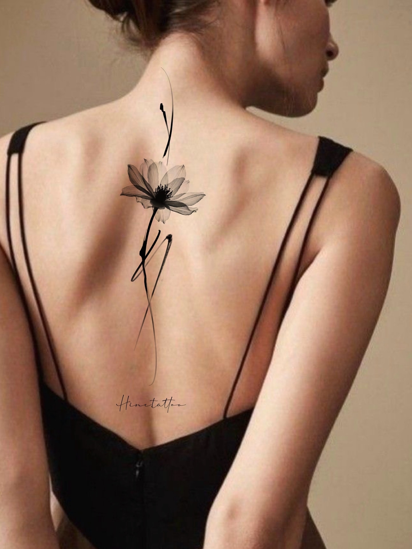 Tatouage fine ligne X-ray de coquelicots translucides à l'avant-bras intérieur